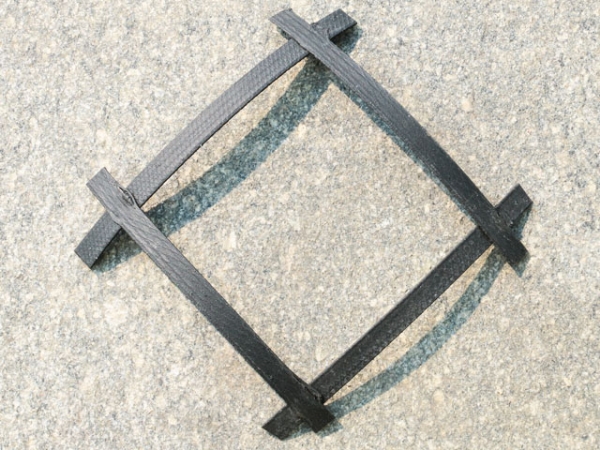 鋼塑土工格柵是什么材料?優(yōu)點有哪些